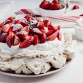 Павлова торта: Оригиналан рецепт и прича о најпознатијој посластици од беланаца и воћа