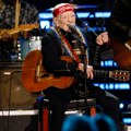 „Zašto je čudno da se neko ko ima 91 godinu razboli“: Legenda Nelson otkazao koncerte, uverava sve da će biti dobro