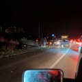 Haos na Ibarskoj magistrali: Automobil prevrnut pored puta, saobraćaj usporen (video)