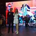 Tata i ćerka u duetu: Nataša Kojić Taša specijalna gošća na koncertu svog oca Kebe u Loznici (foto/video)