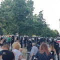 Жандармерија разбила блокаду испред СНС-а, више особа ухапшено