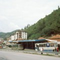 Na putu kod Srebrenice postavljene fotografije stradalih Srba tokom rata u Bosni