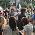 Demonstranti ispred stana gradonačelnika Novog Sada: Oglasio se Mićin: Ne mogu oni toliko da mrze koliko ja mogu da volim, jer…