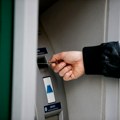 Ukrao saputniku karticu, pa se častio u restoranima: Crnogorac kupovao i u prodavnicama tuđim parama