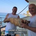 Letovanje po srpski: Aleksandar i prijatelj spakovali celo jagnje za Pefkohori
