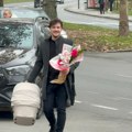 Stevan Sekulić došao u bolnicu po Aleksandru Bursać i ćerku! U rukama nosiljka i ogroman buket, osmeh ne skida