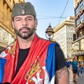 Riki Martin uživa u Beogradu! Zaustavio automobil u Knez Mihailovoj da kupi šajkaču i zastavu, ne razdvaja se od ćerke