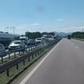 Kilometarske kolone zabeležene u ovom delu Srbije! Ne polazite bez preke potrebe.