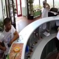 (Video) Videli da je recepcija prazna, pa opustošili kasu! Neverovatan snimak iz motela u Srbiji: Mladići upali i opljačkali…