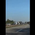 (Video) Veliki zastoji na auto-putu od Velike Plane ka Beogradu: Gužve zbog saobraćajne nesreće, stanje učesnika nije poznato…