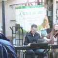 Klasična muzika među tezgama: Nesvakidašnji prizor na novosadskoj pijaci oduševio kupce