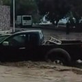 Traženo vanredno stanje: Bujice ruše mostove i nose automobile, ima povređenih - potop na Kritu (foto/video)