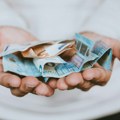 Evro tone prema dolaru: Najniži nivo za 17 meseci zbog krize u Francuskoj i Španiji