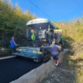 Složno do novog puta: Meštani i opština udružili snage - asfalt stigao u Potkrš