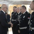 Ministar Vučević uputio čestitke svim pripadnicima Ministarstva unutrašnjih poslova i poželeo im uspešan rad (foto)