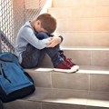 Šutirali i pljuvali druga kineske nacionalnosti u svlačionici: Dečak sutradan doneo nož u školu, srećom izbegnuta…