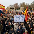 "Živela Španija, živeo ustav": Veliki protest u Madridu zbog sastanka vladajuće stranke i Puđdemona u Ženevi