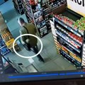 Jedan artikal u korpu, a sve ostalo u torbu: Snimljen lopov koji samo grabi u beogradskim marketima