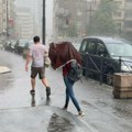 Danas grad, jak olujni vetar i obilni pljuskovi! Najnovija najava RHMZ, upaljen i meteo alarm! Evo do kad će trajati…