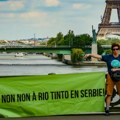 (FOTO) Srpkinja u Parizu protestuje protiv Rio Tinta