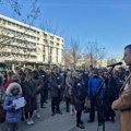 „Veoma nam se preti, ali nemamo pravo da izdamo našu decu“: Protest roditelja i prosvetara u Novom Sadu, posle otkaza…