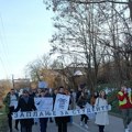 Protest podrške prosvetarima u Gadžinom Hanu, studenti šetaju i idu biciklima iz Niša