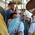 Muškarac ušao u kupaćim gaćama u javni prevoz: Građani u šoku, pljušte komentari ispod objave (Foto)