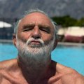 Lazar Ristovski se baškari u bazenu: Ni traga od njegove 39 godina mlađe devojke "Izdrži legendo"