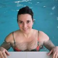"Godine ti ne mogu ništa": Milica Milša se brčka u bazenu, nikom nije promakao njen dekolte (foto)