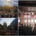 (Foto, video) Skupovi podrške Vučiću protesti u više gradova Srbije Blokadere u Novom Sadu ispred prostorija SNS dočekao Miloš…