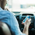 Efekat korišćenja telefona tokom vožnje isti je kao da ste pili, pa seli za volan: Važan apel MUP za vozače
