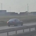 (Video) Samo pukom srećom izbegnuta tragedija Šok na auto-putu, vozio kontra smerom zaustavnom trakom