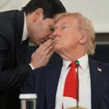 Uhvaćen trenutak kada je Rubio prišao trampu: Predao mu tajnu poruku, a Donald se obratio novinarima (video)