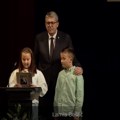 "Mama nam nije rekla da si nas napustio, mi smo znali, ćutali smo": Unuka Halida Bešlića govorom rasplakala sve: "Želimo da si…
