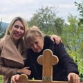 Мајка Јоване Јеремић јеца, а она се смеје: Водитељка објавила бизарну фотографију са очевог гроба (Фото)