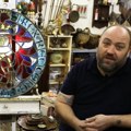 Kupio stari komad stakla pa ga danima čistio: Kada je konačno ugledao šta na njemu piše, zamalo se nije onesvestio (video)