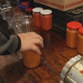 Vredna Branka iz Ježevice stvara magiju: Kad napuni tegle, pravi i meša najbolji ajvar koji se rasproda odmah