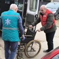 Crveni krst Leskovac uručio invalidska kolica i 135 paketa pelena za odrasle Gerontološkom centru