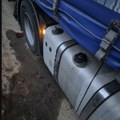 Pečenjevačkim krajem hara grupa lopova: Noćas iz kamiona izvukli 200 litara goriva!