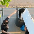 Pogledajte šta su dvojica mladića pokušali da bace u podzemni kontejner u centru grada: Snimak se deli na mrežama, ljudi…