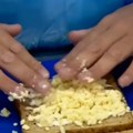 Snimak zgrozio internet! Ljudi gledaju kako se zapravo prave sendviči koje svakodnevno jedu i nije im dobro: Jedan detalj im…