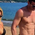 Nikad zaljubljeniji! Jovana i Tigar napustili Srbiju, skinuli se na plaži! Pokazali mišićava tela: "Moj heroj"