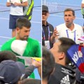 Novak Đoković pogođen u lice: Užasna scena u Kini dok je delio autograme
