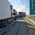 LANČANI SUDAR KOD KUZMINA: Četvoro povređenih primljeno u mitrovačku bolnicu, među njima dvoje dece