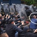 Foto dokaz da uhapšeni Srbi na mitingu nisu učestvovali u neredima Privedeni pre početka sukoba u Zvečanu, dok su mirno…