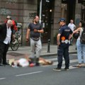 Žena oblivena krvlju leži nasred puta u Beogradu! Uznemirujuće scene u centru grada, teška nesreća u prestonici (foto)