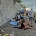 Снимак са сутоморске плаже поделио јавност: "Људи, па овде леже деца...!"(видео)