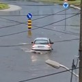 Automobili "plove" ulicama: Nevreme napravilo haos u Vršcu, saobraćaj paralisan (video)