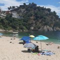 Srbin umro na plaži u Grčkoj: Doživeo srčani udar dok se igrao sa porodicom, iz vode ga izvukla supruga