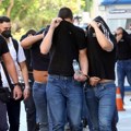 U pritvoru zadržano svih 30 saslušanih huligana, nastavljaju se ispitivanja osumnjičenih za nerede i ubistvo u Atini